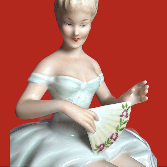 VINTAGE WALLENDORF 1764 GERMANY PORCELAIN SITTING LADY WITH FAN FIGURINE 1590/1 - Picture 2 of 16